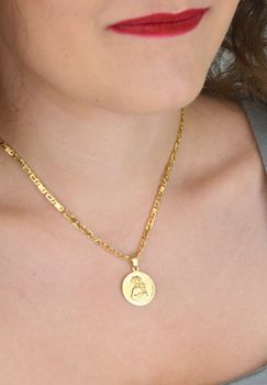 Złota zawieszka próby 585 z wizerunkiem Matki Boskiej z Dzieciątkiem. Wymiary 2 cm, waga 2,63 g. Klasyczny medalik religijny w eleganckiej formie (4).JPG